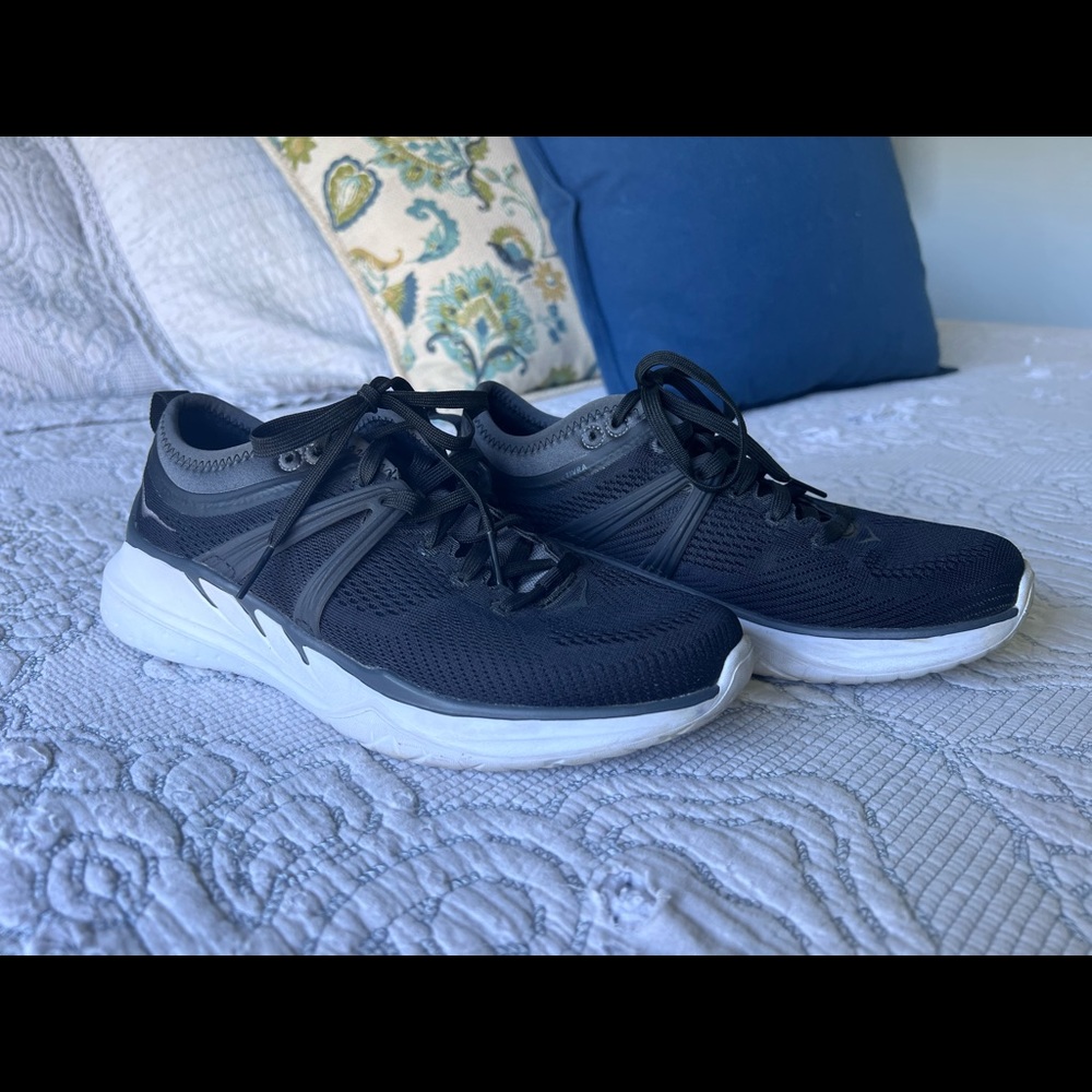HOKA one time to fly size 7.5 black and white